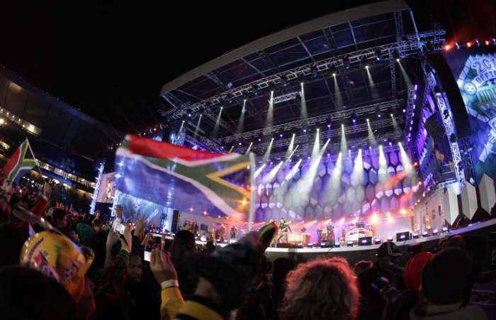 Pública curte o show da cantora norte-americana Fergie com a banda  Black Eyed Peas