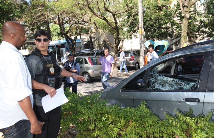 Carro de juíza assassinada em Niterói passa por perícia 