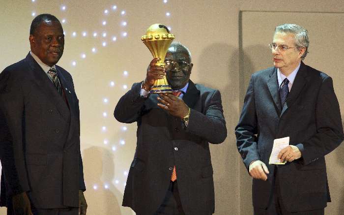 Justino Fernandes, presidente da Federação Angolana, exibe o troféu de campeão da Copa Africana