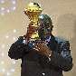 Justino Fernandes, presidente da Federação Angolana, exibe o troféu de campeão da Copa Africana