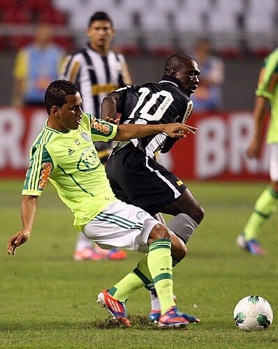 Com bela atuação de Barcos, Palmeiras vence Botafogo por 2 a 1 e respira no Brasileirão