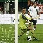 Goleiro da Áustria observa gol de Gomez, da Alemanha, em partida das eliminatórias da Eurocopa