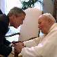 Presidente Bush (filho) com papa João Paulo II no Vaticano em 2004 Presidente Bush (filho) com papa João Paulo II no Vaticano em 2004