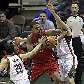 Ukic (20) e Ilyasova, do Bucks, tentam impedir a infiltração de Patrick O