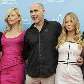 J.D. Pardo, Charlize Theron, Jennifer Lawrence e Jose Maria Yazpik posam com Arriaga (centro)