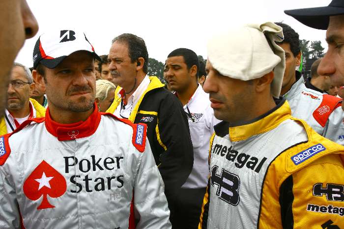 Rubens Barrichello e Tony Kanaan esperam pela largada das 500 milhas de kart da Granja Viana