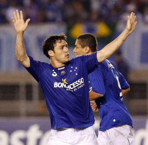 Kléber vibra após fazer gol da vitória do Cruzeiro sobre o Sport por 1 a 0