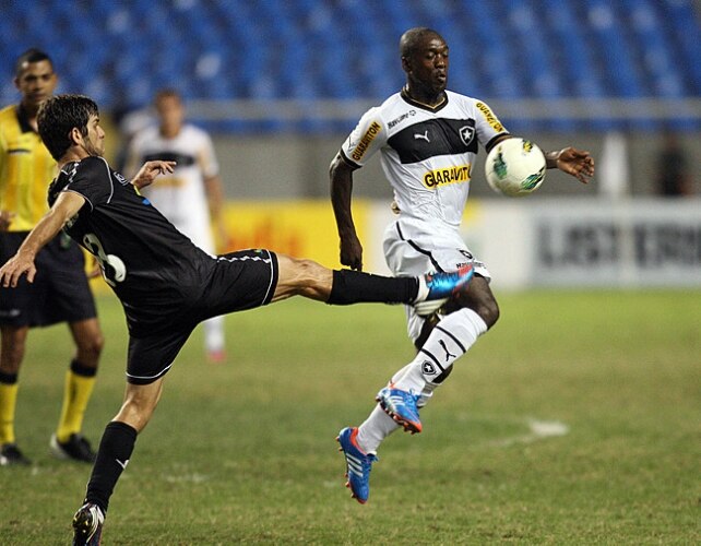 Primeiro clássico de Seedorf no Botafogo termina com vitória do Vasco