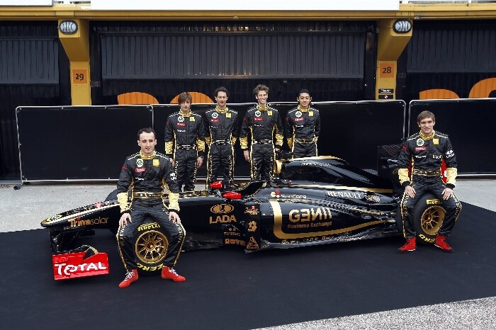 Os pilotos da Lotus Renault posam com o modelo R31, entre eles Petrov, Kubica e Senna
