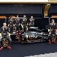 Os pilotos da Lotus Renault posam com o modelo R31, entre eles Petrov, Kubica e Senna