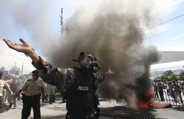 Forças Armadas do Equador protestam contra reformas; Correa chama militares rebelados de ingratos