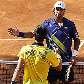 Fernando Verdasco (azul) cumprimenta Novak Djokovic após vencê-lo pelas quartas do Masters de Roma Fernando Verdasco (azul) cumprimenta Novak Djokovic após vencê-lo pelas quartas do Masters de Roma