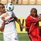 Rivaldo e Kleber brigam pela posse de bola durante o confronto