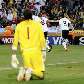 Decepção do goleiro inglês David James, depois de sofrer um dos gols da derrota por 4 a 1