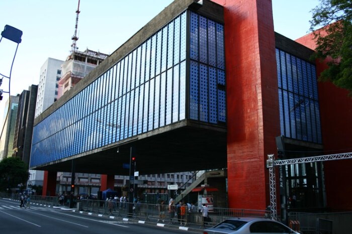 Obra Trama Azul de Regina Silveira cobrindo as janelas do MASP, em São Paulo. 30/12/2010