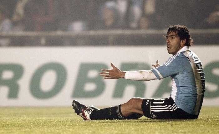 Tevez reclama de uma falta durante empate da Argentina na Copa América