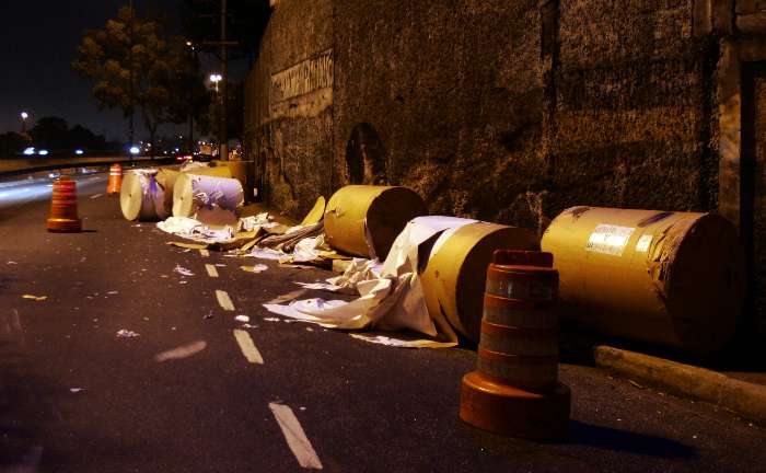 Motorista embriagado deixa bobinas de papel caírem na Marginal do Tietê e complica o trânsito em SP