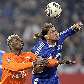 Bordon, do Schalke, cabeceia a bola antes de Aristide Bance, do Mainz, em jogo do Alemão Bordon, do Schalke, cabeceia a bola antes de Aristide Bance, do Mainz, em jogo do Alemão