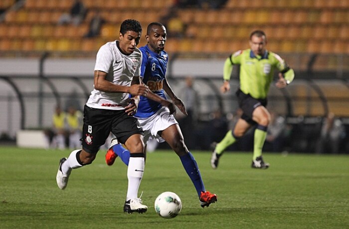 Paulinho marca no final e Corinthians bate Cruzeiro