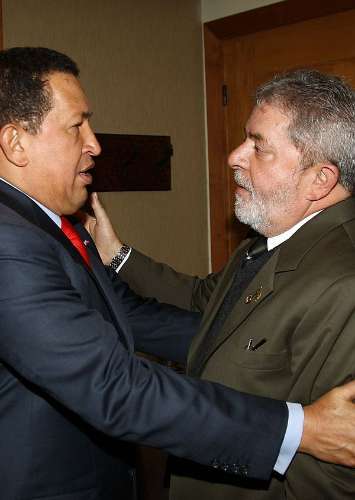 Chávez e Lula se cumprimentam no encontro da Unasul
