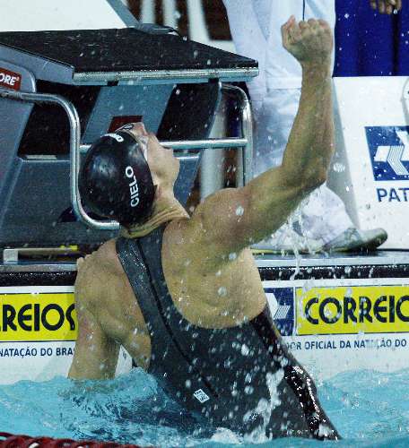 César Cielo comemora conquista do recorde mundial dos 50 metros livre, em São Paulo (SP)