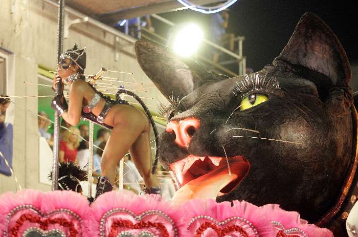 Destaque de um dos 8 carros da Beija-Flor na Sapucaí