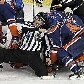 Árbitro tenta encerrar a confusão no jogo entre Edmonton Oilers e New York Islanders