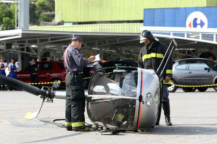 Helicóptero cai em estacionamento de supermercado em SP