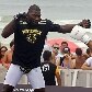 Lutadores fazem demonstração do UFC na praia da Barra da Tijuca