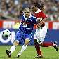 Zidane disputa bola com Davids em amistoso