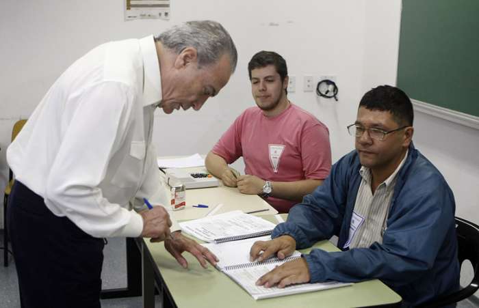 Candidato a vice-presidente na chapa de Dilma, Michel Temer, votou na PUC-SP pela manhã