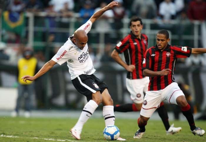 Souza chuta para marcar o primeiro gol do Corinthians sobre o Atlético-PR