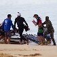 E o surfista acaba precisando de ajuda para sair da água E o surfista acaba precisando de ajuda para sair da água