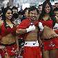 Manny Pacquiao posa com promotoras do patrocinador de luta contra Cotto
