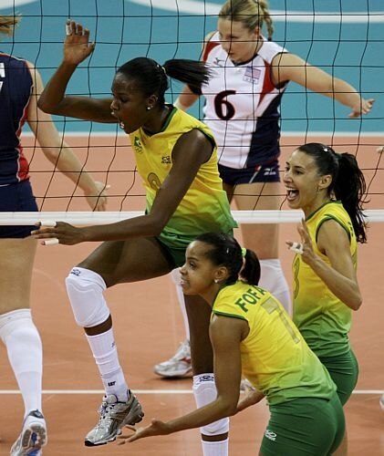 Relembre a conquista da medalha de ouro pelo vôlei brasileiro em Pequim 2008