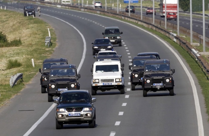 Comboio de viaturas policiais escoltam carro branco que estaria levando Mladic