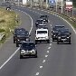 Comboio de viaturas policiais escoltam carro branco que estaria levando Mladic