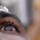 Devoto hindu perfura seu rosto durante o Festival Thaipusam, na Malásia