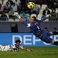 Eliseu Pereira, do Malaga, vê o goleiro Andres Palop, do Sevilla, espalmar a bola após cabeçada Eliseu Pereira, do Malaga, vê o goleiro Andres Palop, do Sevilla, espalmar a bola após cabeçada