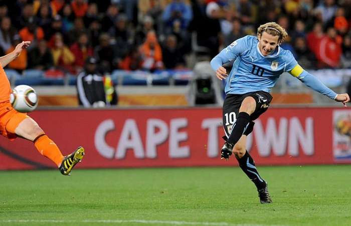 Chute forte de Forlán empatou o jogo no estádio Green Point