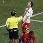 Lichtsteiner, da Suíça, reclama de falta marcada pelo árbitro Ghamdi