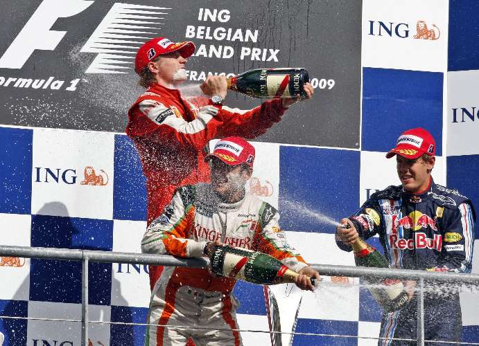 Raikkonen, Fisichella e Vettel festejam com champanhe no pódio na Bélgica