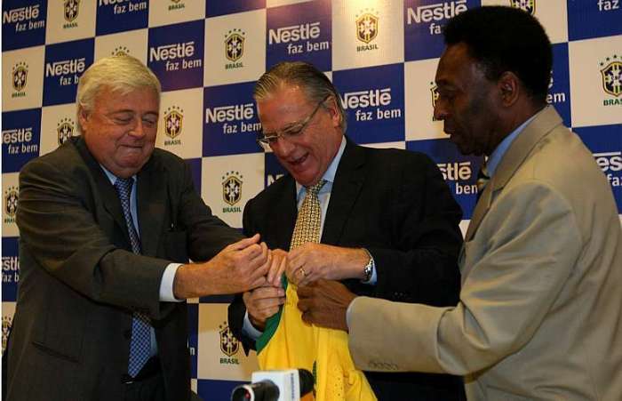 Ricardo Teixeira (CBF), Ivan Surita (Nestlé) e Pelé no anuncio da parceria para a seleção brasileira