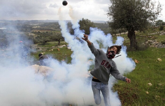 Palestinos protestam sobre a construção de barreira em West Bank