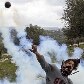 Palestinos protestam sobre a construção de barreira em West Bank