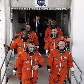 Astronautas se preparam para embarcar no ônibus espacial Atlantis