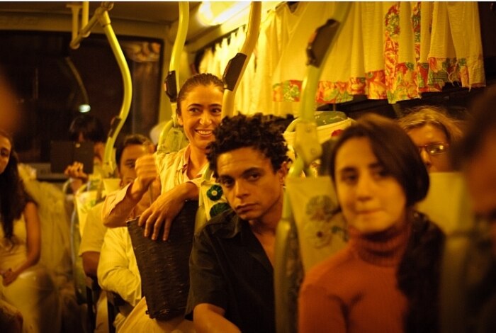 Ônibus vira teatro sobre rodas em São Paulo
