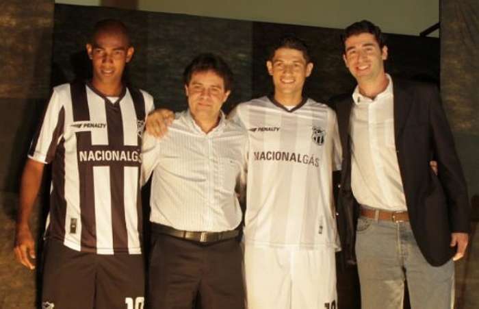 Jogadores Arlindo Maracanã (esquerda) e Careca apresentam novos uniformes do Ceará
