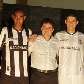 Jogadores Arlindo Maracanã (esquerda) e Careca apresentam novos uniformes do Ceará