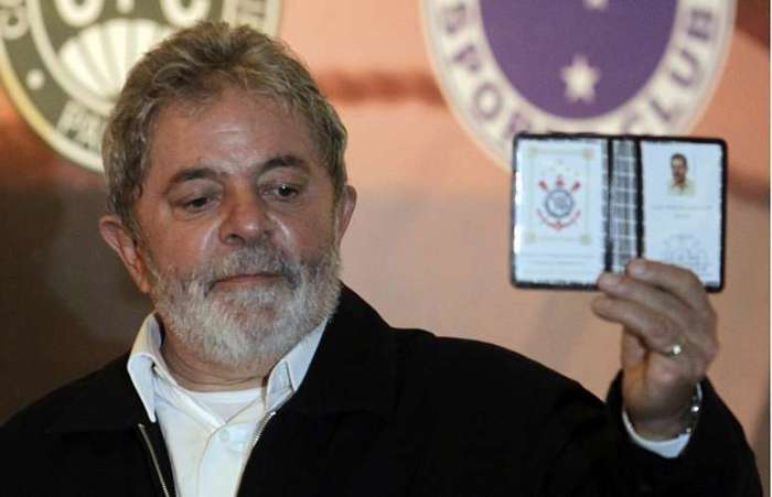 Lula recebe passaporte da República Popular do Corinthians